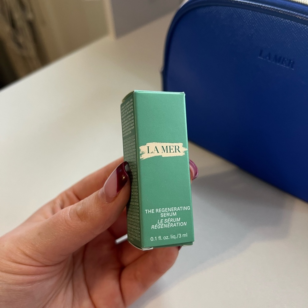 La Mer Vibrant Blue Cosmetic Bag with the La Mer Regenerating Serum Sample - Picture 2 of 9